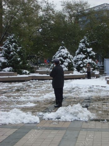 雪中的清雪工人图片