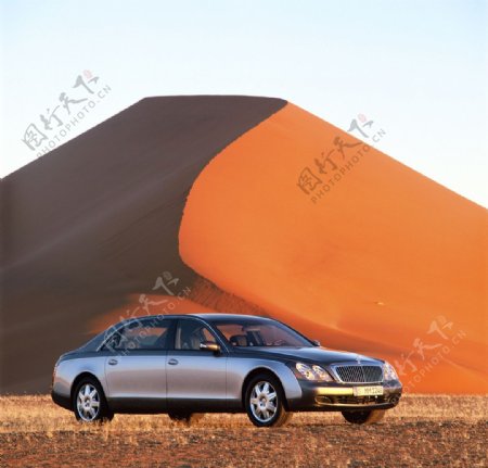 沙漠中的迈巴赫豪车图片