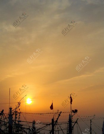 夕阳日落船黄昏图片