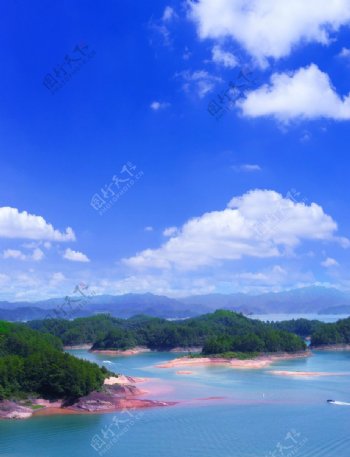 蓝天绿水远山江河高清图片