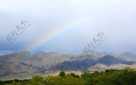 西藏雨后彩虹图片