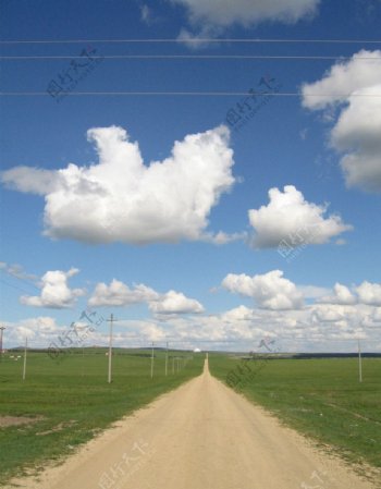 草原上的白云图片