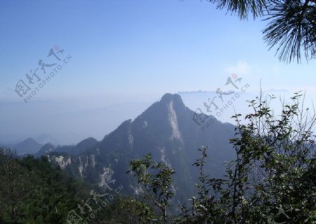 云雾中大山图片