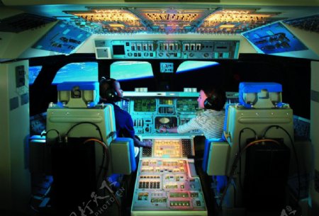 航天飞机模拟驾驶舱图片