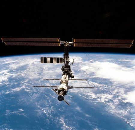以地球上的云水为背景的国际空间站图片