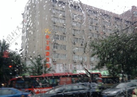 杭州雨天街景图片