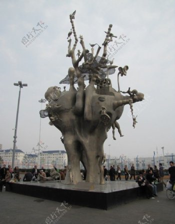 上海世博会世博园里的生命树雕塑图片