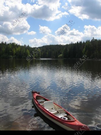 湖中小船图片