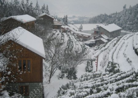 山村下的雪景图片
