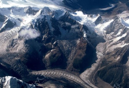 西藏雪山俯视图图片