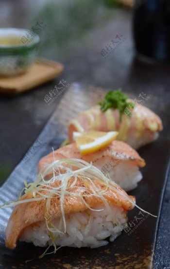 三文鱼三食图片