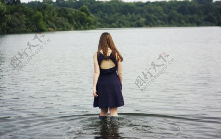 湖边女孩背影图片