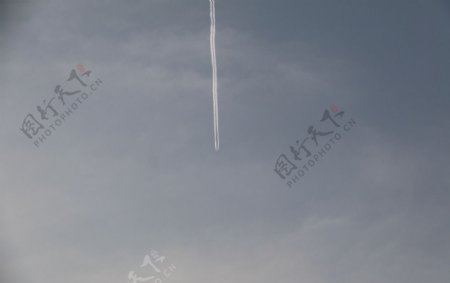 蓝天白云飞机图片