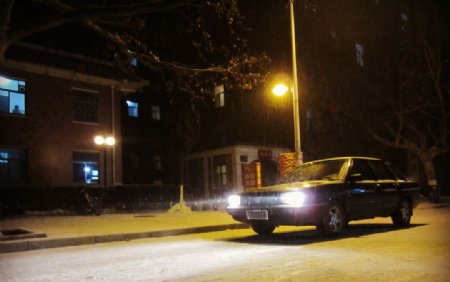 雪夜汽车图片