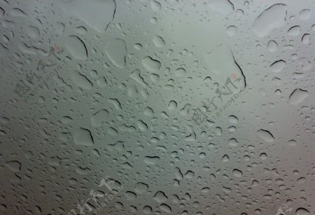 玻璃上的雨点图片