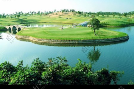 湖水围绕的高尔夫球场图片