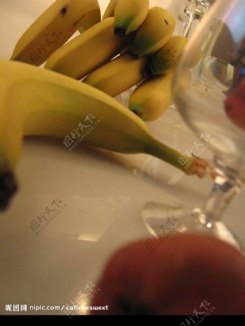 暖光下的玻璃器皿和水果组合图片