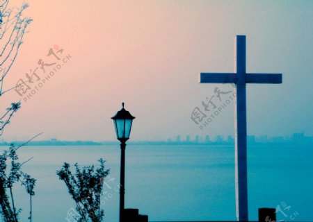 湖边十字架图片