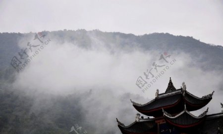 四川云雾缭绕的峨眉山图片
