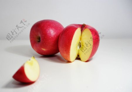 两个切开的苹果图片