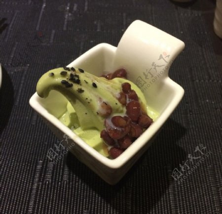 抹茶红豆冰淇淋图片