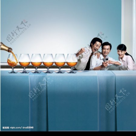 酒杯白领红酒庆祝广告素材图片