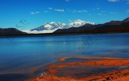 青藏高原上的湖泊图片