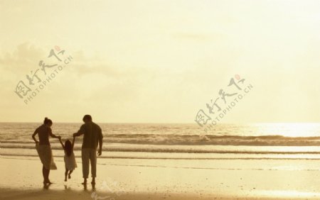 海边的一家人图片