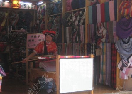 丽江古城里的纺织女图片