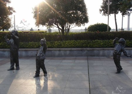 长沙湘江边儿童塑像图片