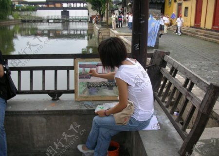 江南乌镇写生的女生图片