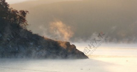 松花湖晨雾图片