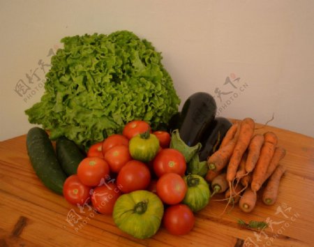 刚采摘来的蔬菜水果图片