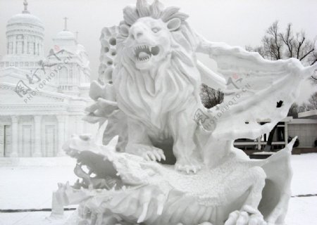 哈尔滨冰雪展雪雕狮王与翼龙图片