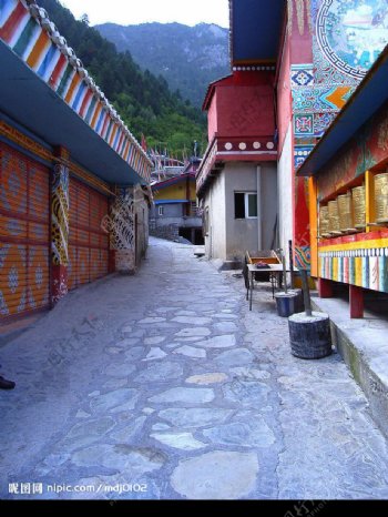 九寨沟里的藏族村寨图片