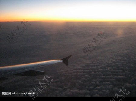 飞机上的黄昏云海机翼图片