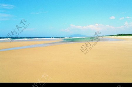 夏日风情之沙滩大海图片
