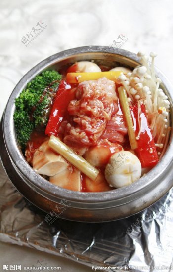 石钵韩式泡菜金菇豆腐煮肥牛图片