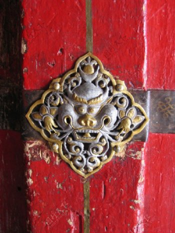 布达拉宫里面大门上的藏饰图片