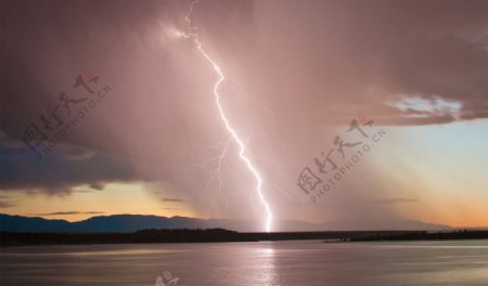 印第安湖上空的闪电图片