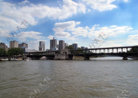 赛纳河上的桥图片