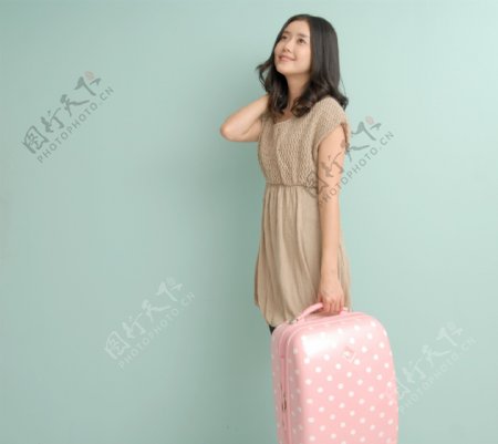 韩国旅行箱美女模特图图片