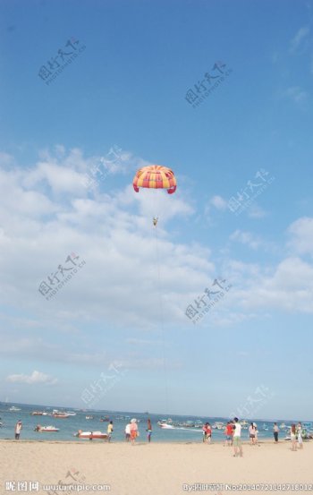 岛中的降落伞图片