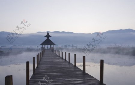 雾锁茵莱湖图片