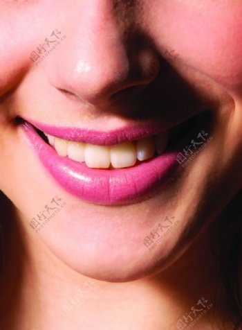 微笑美女嘴唇和洁白牙齿图片
