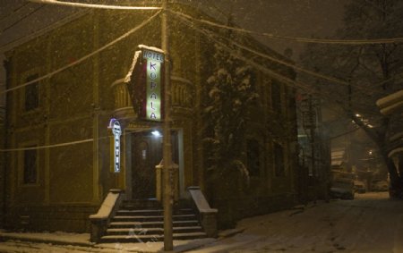 街角雪夜图片