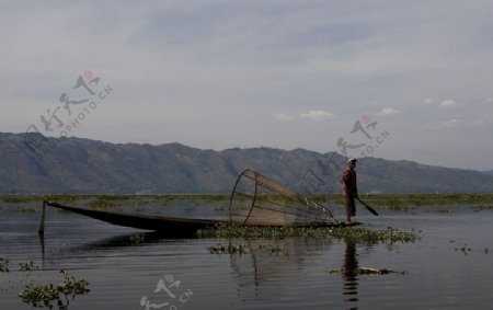茵莱湖上的渔夫图片