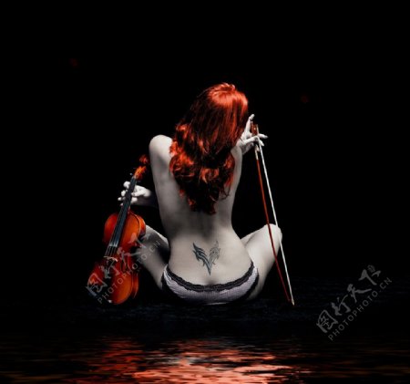 拉小提琴的性感美女图片