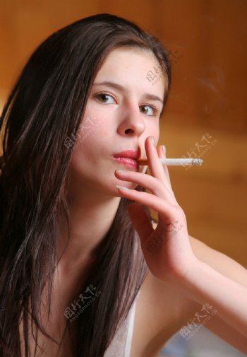吸烟的女人图片