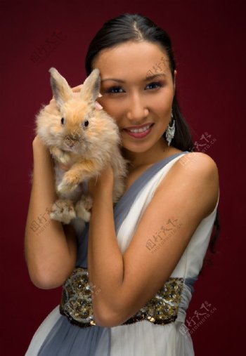 抱着兔子的美女图片